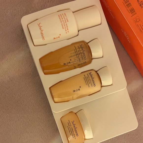 Sulwhasoo Essential Daily Routine Kit - Picture 3 of 3